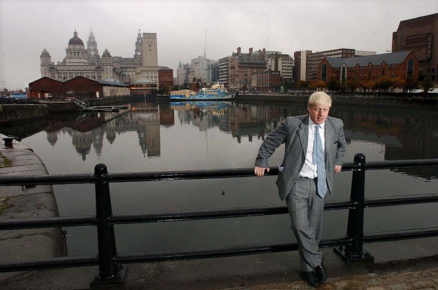 O então editor da revista Spectator Boris Johnson em visita `a Liverpool, Inglaterra, em 20/10/2004.