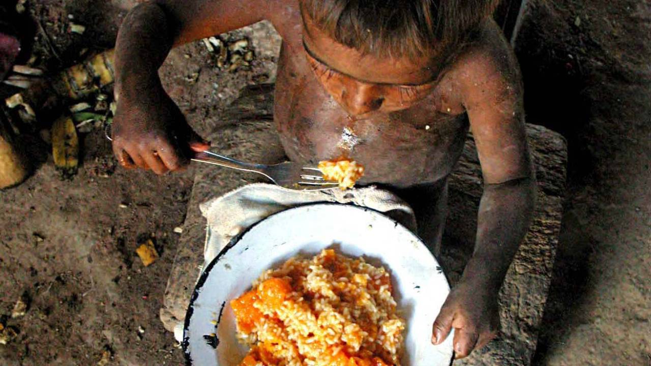 Brasília, 6/7/2003 (Agência Brasil - ABr) - Malacacheta - O menino Léo Chagas de Jesus comendo "rebengo" (foto: Ubirajara Dettmar. ABr - vert 7)