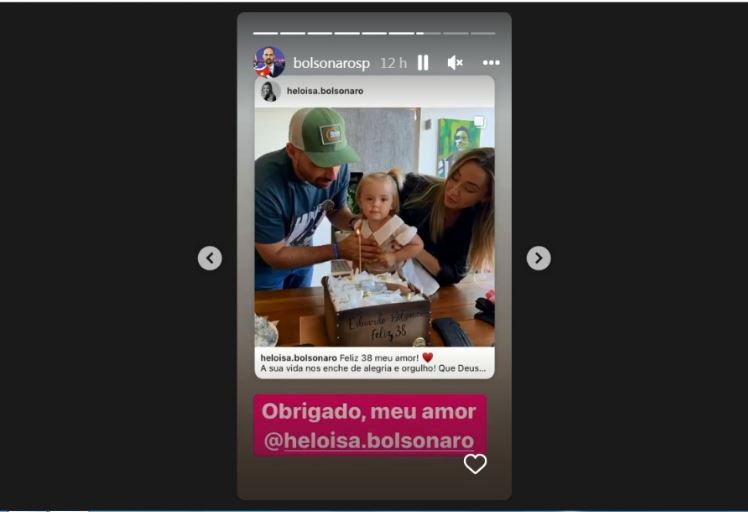 Bolsonaro – bolo 1 Post feito pela mulher do deputado federal Eduardo Bolsonaro (PL-SP) com cena da festa de aniversário que faz referência ao revólver calibre 38