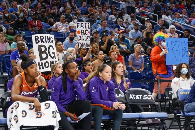 Fãs seguram cartazes Free Brittney Griner durante a primeira metade do jogo da WNBA entre Chicago Sky e Phoenix Mercury na Wintrust Arena em Chicago, Illinois, EUA, 02/07/2022.