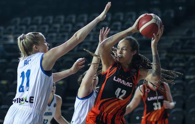 Emese Hof (E) de Perfumerias Avenida em ação contra Brittney Griner (R) de Ekaterinburg durante a partida final de basquete da Euroliga Feminina na Volkswagen Arena em Istambul, Turquia, 18/04/2021.