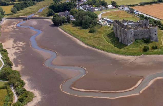 Vista aérea do Rio Carew, que corre ao lado do Castelo de Carew em Pembrokeshire, País de Gales, em 17 de julho.