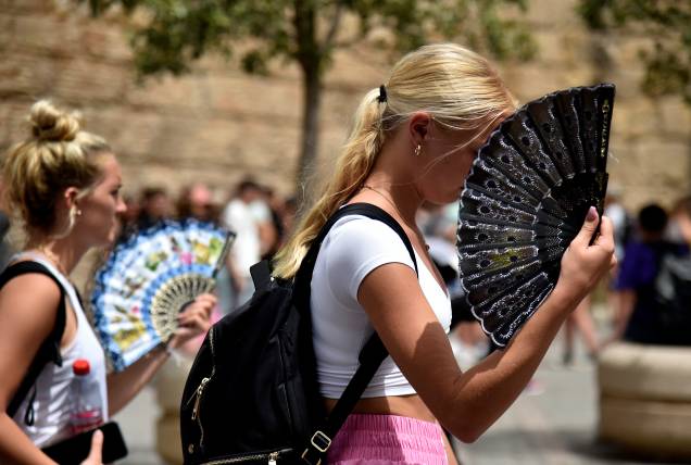Mulheres com leques pala aliviar o calor escaldante em Sevilha, na Espanha. 13/06/2022.