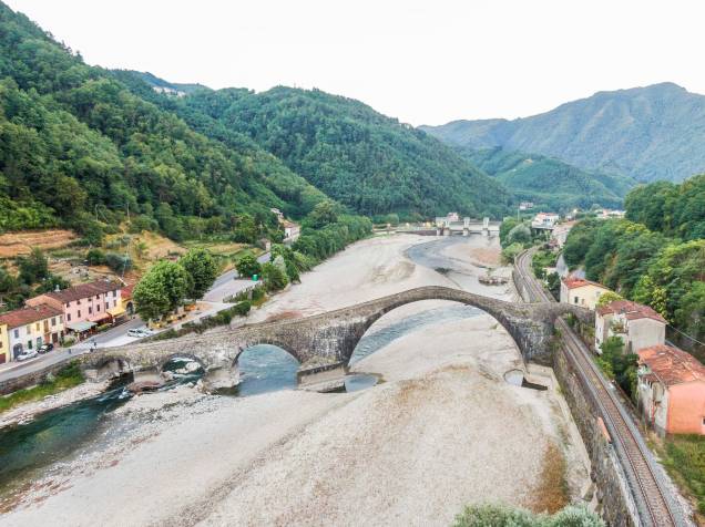 O rio Serchio, um dos principais rios da região da Toscana, no centro da Itália, ponte La Maddalena, próximo da cidade de Lucca, em 10/07/2022.