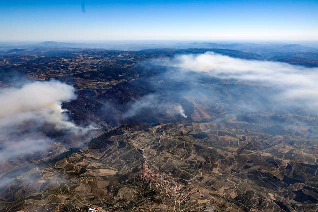 Um incêndio florestal na cidade de Carrazeda de Ansiões, norte de Portugal, 09/07/2022.