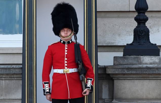 Um Grenadier Guard enfrenta o calor enquanto monta guarda do lado de fora do Palácio de Buckingham, em Londres, Grã-Bretanha, 17 /07/2022.