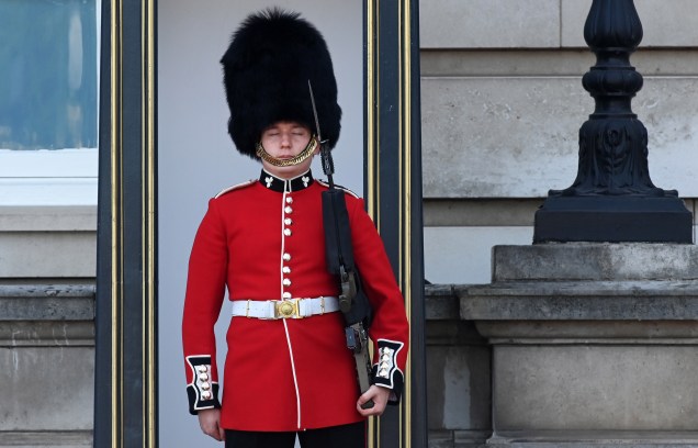 Um Grenadier Guard enfrenta o calor enquanto monta guarda do lado de fora do Palácio de Buckingham, em Londres, Grã-Bretanha, 17 /07/2022.