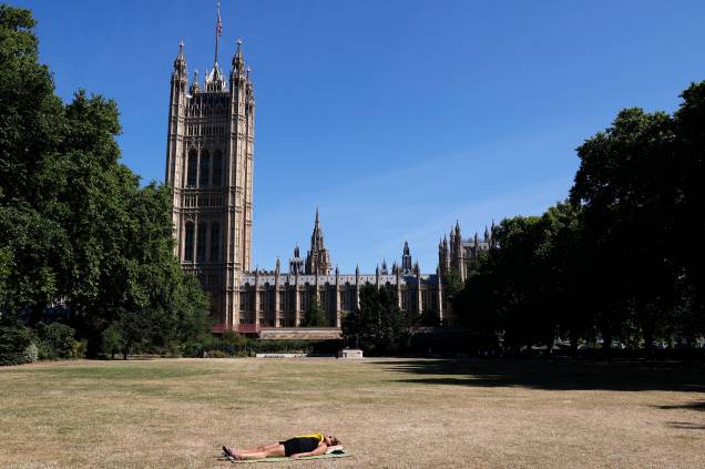 Uma mulher toma sol próximo das Casas do Parlamento em Londres, em 11/07/2022. Uma mulher toma sol próximo das Casas do Parlamento em Londres, em 11/07/2022.