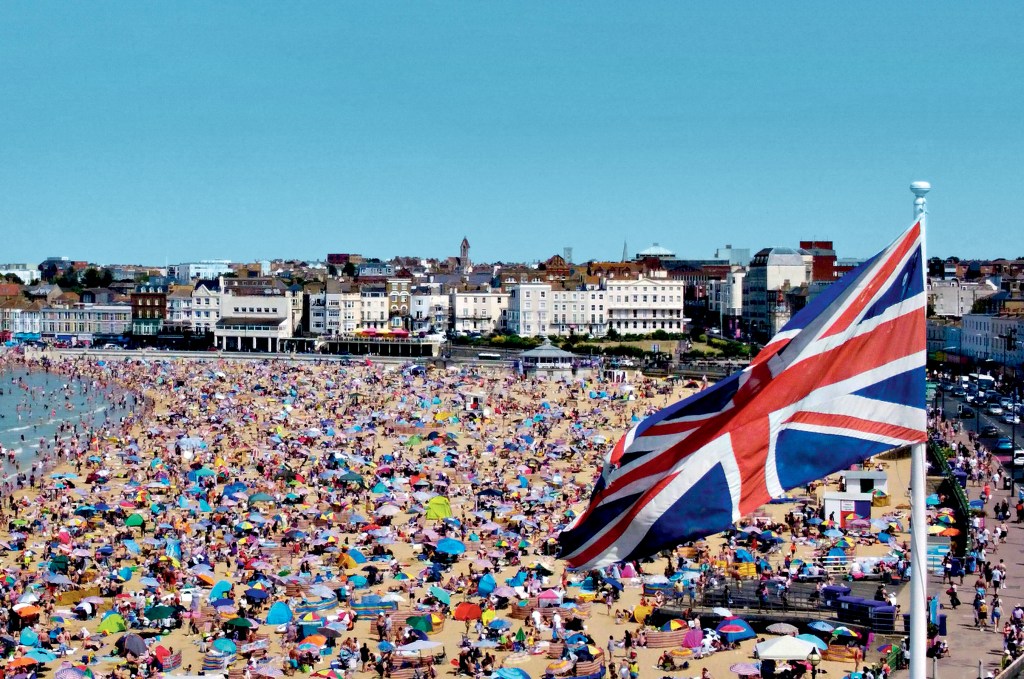 FUGA PARA O MAR - Praia lotada ao sul de Londres: não fosse a bandeira, poderia ser Ipanema -