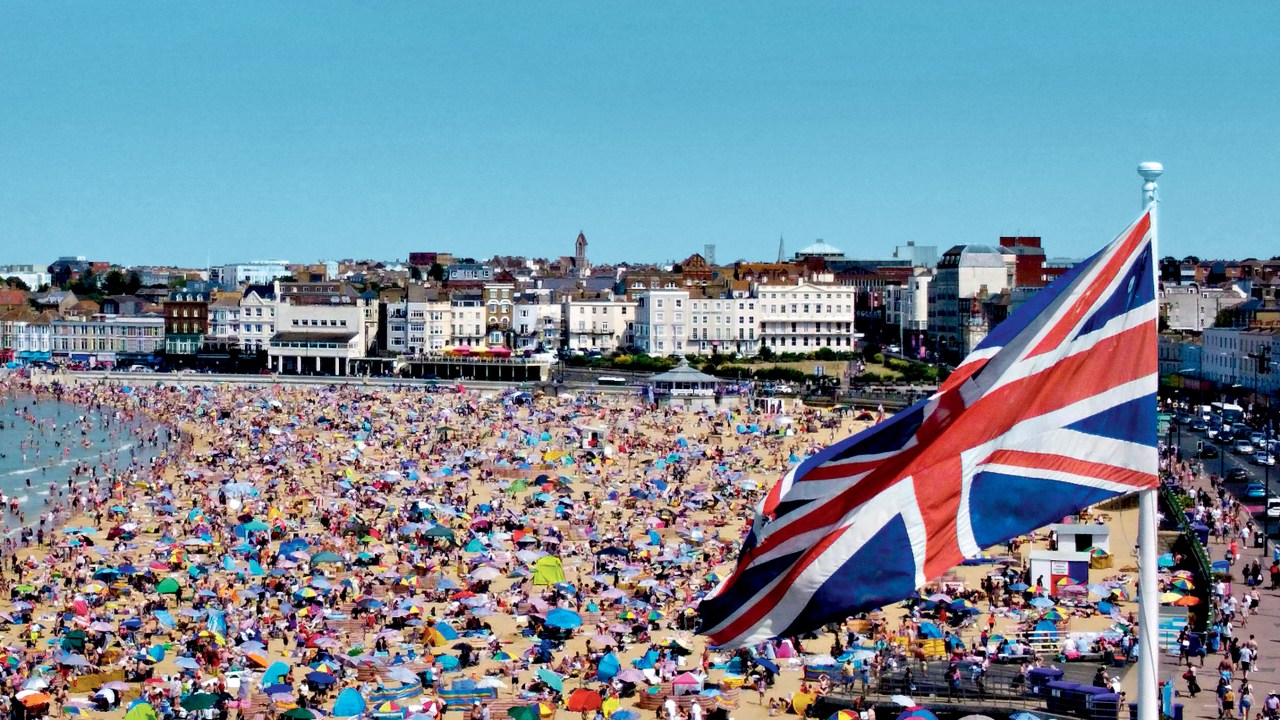FUGA PARA O MAR - Praia lotada ao sul de Londres: não fosse a bandeira, poderia ser Ipanema -