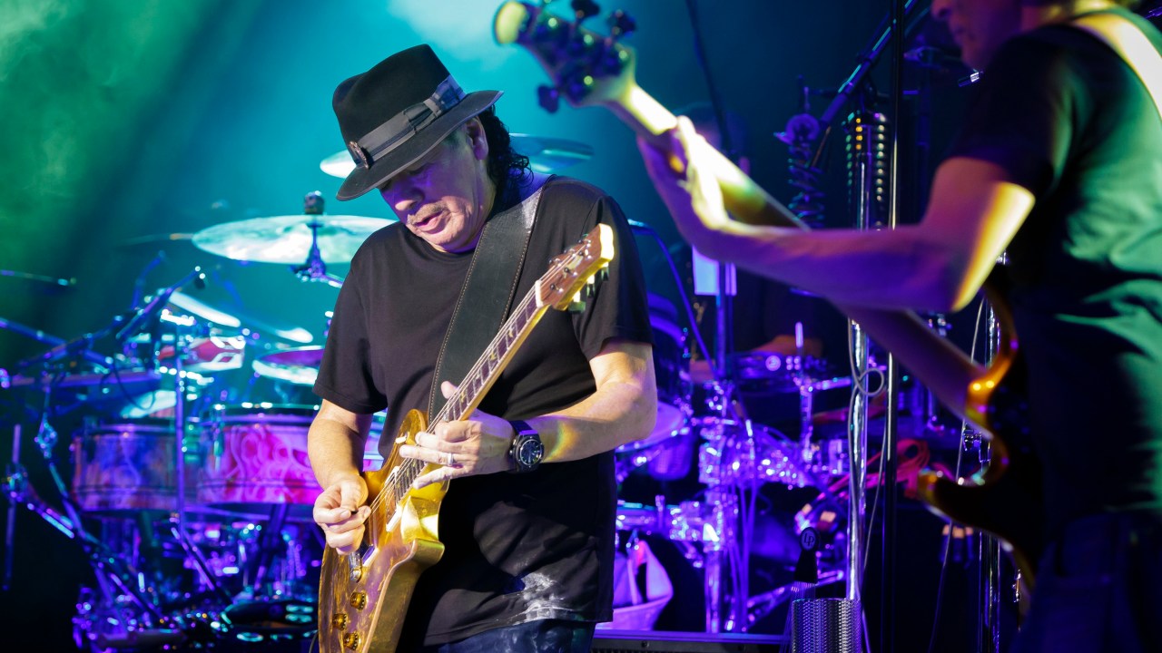 GRA177. PALAFRUGELL (GIRONA), 23/07/2016.- El guitarrista mexicano Carlos Santana (i) durante el concierto ofrecido esta noche en los Jardines de Cap Roig, en Palafrugell (Girona). EFE/David Borrat