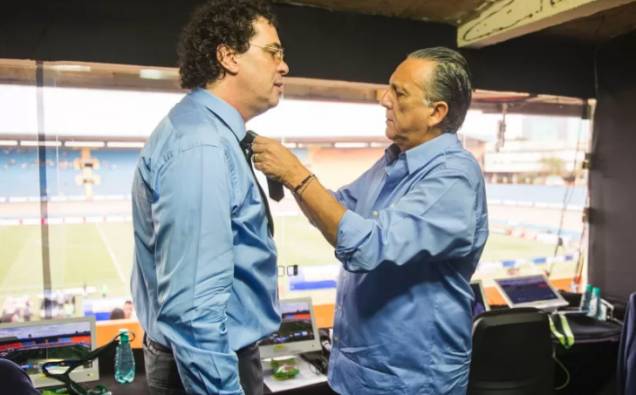O narrador Galvão Bueno ajeita o nó da gravata de Casagrande, momentos antes da transmissão do futebol, 2019.