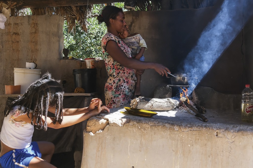 VOLTA AO PASSADO - Janaína Fernandes, 31, em Cavalcante (GO), voltou a priorizar o fogão a lenha devido ao preço do gás. Na zona rural, períodos de chuva excessiva e de seca estragaram os cultivos e a pandemia afetou a renda -