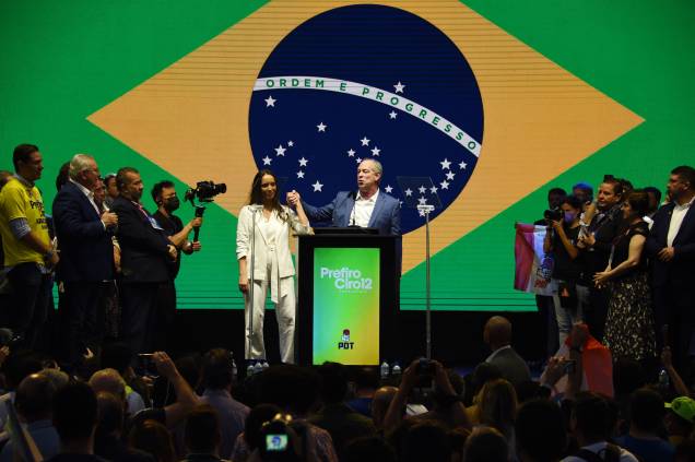 Ciro Gomes e sua companheira Giselle Bezerra no lançamento de sua candidatura presidencial na convenção nacional do Partido Democrático Trabalhista, PDT, em Brasília, na sede do partido, 20/07/2022.