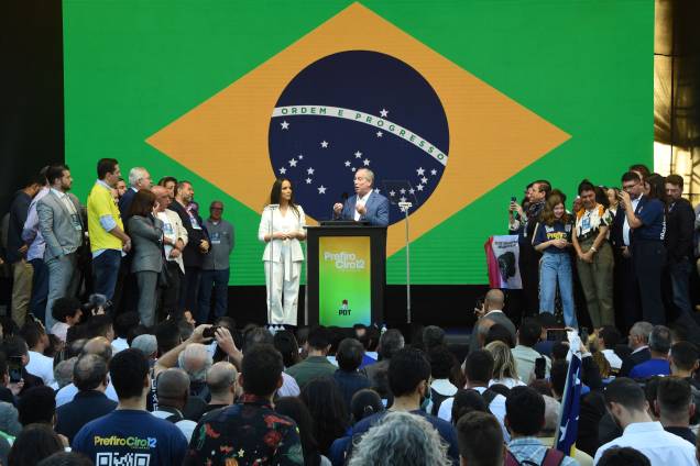 Ciro Gomes e sua companheira Giselle Bezerra no lançamento de sua candidatura presidencial na convenção nacional do Partido Democrático Trabalhista, PDT, em Brasília, na sede do partido, 20/07/2022.