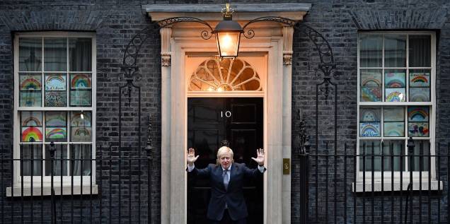 O primeiro-ministro da Grã-Bretanha, Boris Johnson, participa de um "aplauso para os cuidadores" nacional para agradecer o trabalho dos trabalhadores do NHS (Serviço Nacional de Saúde) da Grã-Bretanha, na 10 Downing Street, no centro de Londres, em 30/04/2020.