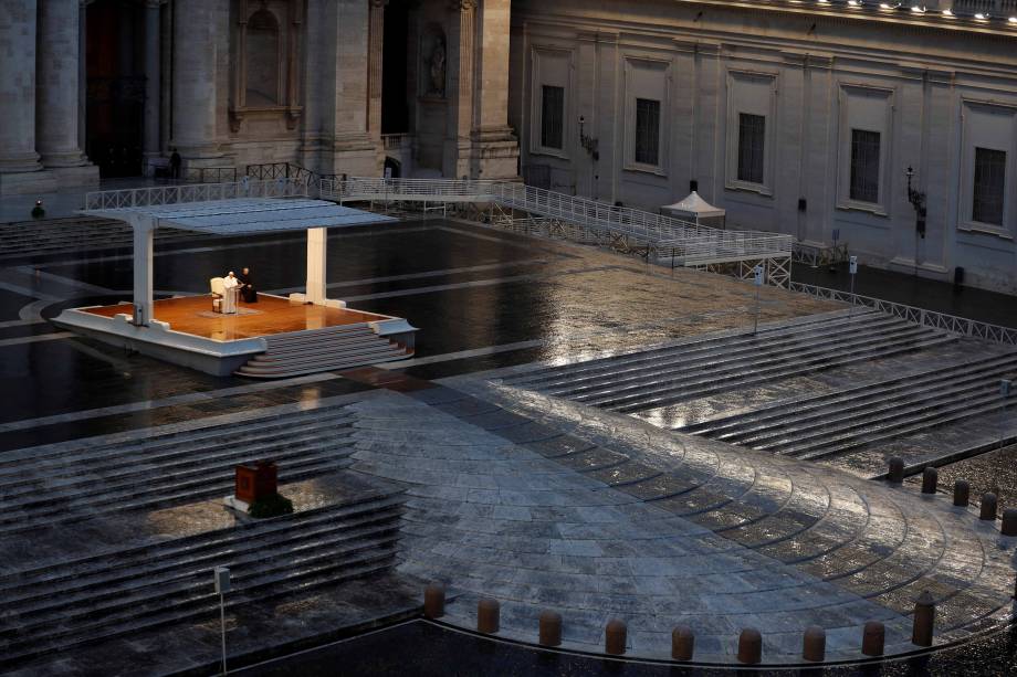 Papa Francisco celebra uma missa "Urbi et Orbi" na Praça São Pedro no Vaticano, totalmente vazia em virtude do Lockdown imposto na Itália contra a contaminação do novo coronavirus (COVID-19) 27/03/2020.