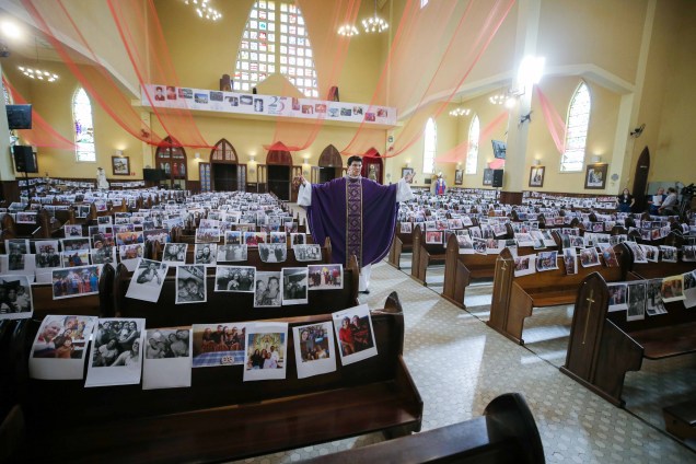 O padre Reginaldo Manzotti realiza uma missa, transmitida ao vivo pela TV, com fotos dos fiéis nos bancos da igreja, no Santuário de Nossa Senhora de Guadalupe, durante o surto da doença por coronavírus (COVID-19) em Curitiba, Brasil, 2121/03/2020. O padre Reginaldo Manzotti realiza uma missa, transmitida ao vivo pela TV, com fotos dos fiéis nos bancos da igreja, no Santuário de Nossa Senhora de Guadalupe, durante o surto da doença por coronavírus (COVID-19) em Curitiba, Brasil, 2121/03/2020.