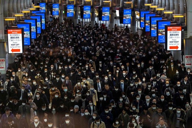Multidão usando máscaras protetoras, após um surto de coronavírus, na estação Shinagawa em Tóquio, Japão, 02/03/2020. Multidão usando máscaras protetoras, após um surto de coronavírus, na estação Shinagawa em Tóquio, Japão, 02/03/2020.
