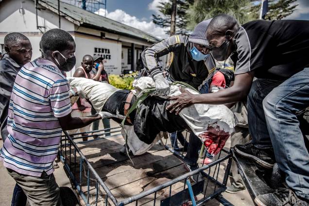 Agentes de saúde quenianos carregam um corpo vítima do novo coronavírus COVID-19, em Nairobi, Quênia  18/05/2020.