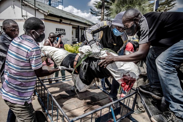 Agentes de saúde quenianos carregam um corpo vítima do novo coronavírus COVID-19, em Nairobi, Quênia 18/05/2020. Agentes de saúde quenianos carregam um corpo vítima do novo coronavírus COVID-19, em Nairobi, Quênia 18/05/2020.
