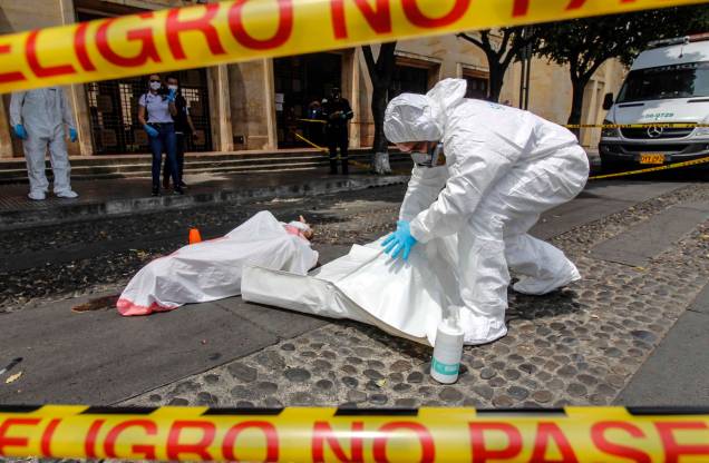 Funcionários da Secretaria de Saúde realizam uma retirada de uma vítima do novo coronavírus, COVID-19, na cidade colombiana de Cúcuta, em 05/05/2020.