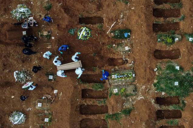 Foto aérea do sepultamento de uma suposta vítima de COVID-19 no Cemitério Vila Formosa, nos arredores de São Paulo, Brasil, em 22/05/2020.