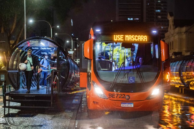 Ônibus coletivo com placa eletrônica onde se lê "Use máscara facial", em Curitiba, Brasil, em 22/05/2020. O Brasil, foi o país latino-americano mais atingido pela pandemia de coronavírus.