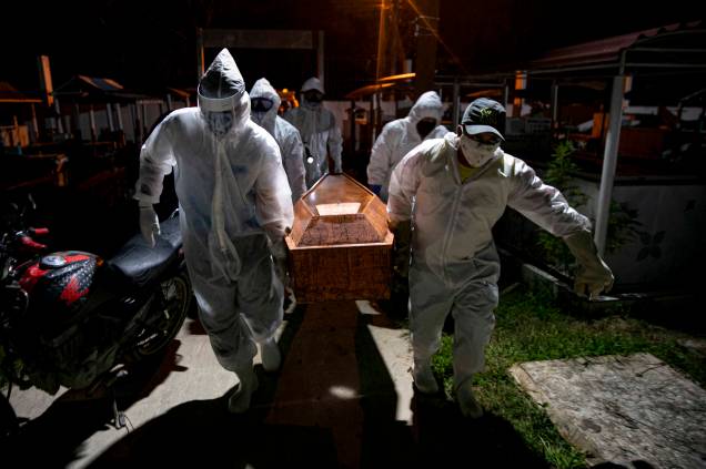 Agentes funerários carregam corpo de uma vítima do novo coronavírus Covid-19, na Ilha de Marajó, Pará, em 20/05/2022