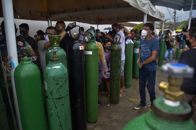 Familiares de pacientes infectados com Covid-19 fazem fila por longas horas para reabastecer seus tanques de oxigênio em Manaus, estado do Amazonas, Brasil, 19/01/2021.