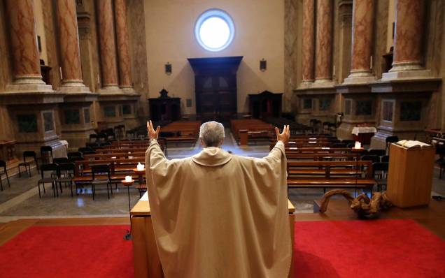 Don Angelo Riva celebra uma missa em uma igreja vazia após a medida de lockdown, para impedir a propagação do Covid-19, em Carenno, Itália, 02/04/2020.