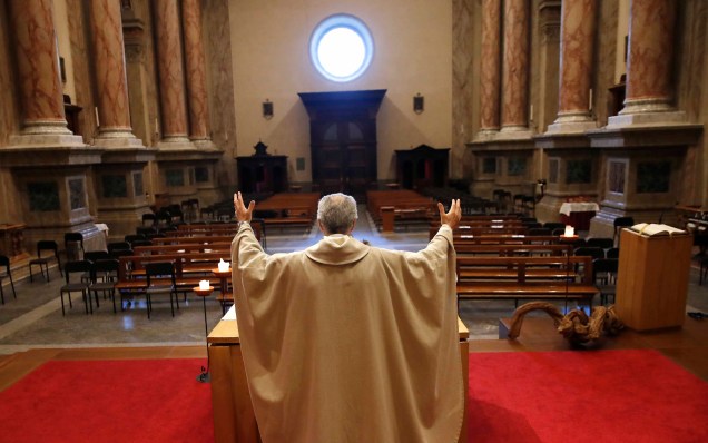 Don Angelo Riva celebra uma missa em uma igreja vazia após a medida de lockdown, para impedir a propagação do Covid-19, em Carenno, Itália, 02/04/2020. Don Angelo Riva celebra uma missa em uma igreja vazia após a medida de lockdown, para impedir a propagação do Covid-19, em Carenno, Itália, 02/04/2020.