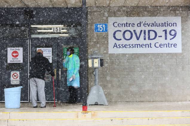 Na entrada de um hospital , pessoas esperam no centro de testes COVID-19 em Ottawa, Canadá. 23/03/2020