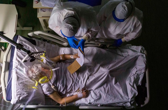 Equipe médica do Hospital Maggiore em Parma, norte da Itália, cuidam de paciênte com o novo coronavirus, 08/04/2020.