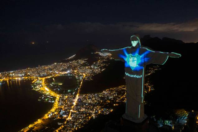 Cristo Redentor do Rio está iluminado como se estivesse usando uma máscara de proteção em meio à pandemia do novo coronavírus, no Rio de Janeiro, Brasil, 03/05/2020.