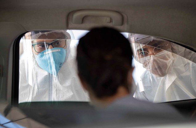 Equipe médica verifica as pessoas dentro de seus carros para descobrir se têm sintomas de COVID-19 em Guarulhos, São Paulo, Brasil, 30/03/2020. Equipe médica verifica as pessoas dentro de seus carros para descobrir se têm sintomas de COVID-19 em Guarulhos, São Paulo, Brasil, 30/03/2020.