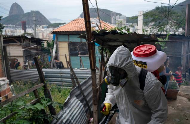 Agente de saúde pulveriza desinfetante em beco para ajudar a conter a propagação do novo coronavírus, na favela Santa Marta, no Rio de Janeiro, Brasil, 10/04/2020.