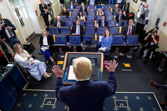 O presidente Donald Trump fala sobre o novo coronavírus Covid-19, na James Brady Press Briefing Room da Casa Branca em Washington. 06/04/2020. O presidente Donald Trump fala sobre o novo coronavírus Covid-19, na James Brady Press Briefing Room da Casa Branca em Washington. 06/04/2020.