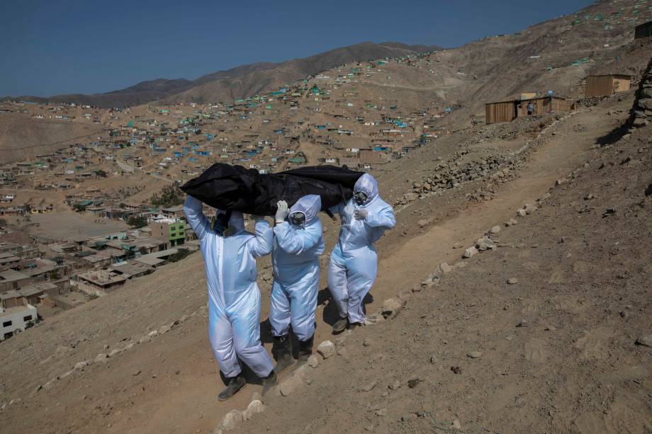 Pessoas carregam um corpo, vítima do novo coronavírus, em um bairro operário perto de Pachacamac,  nos arredores de Lima, Peru, 08/05/2020.