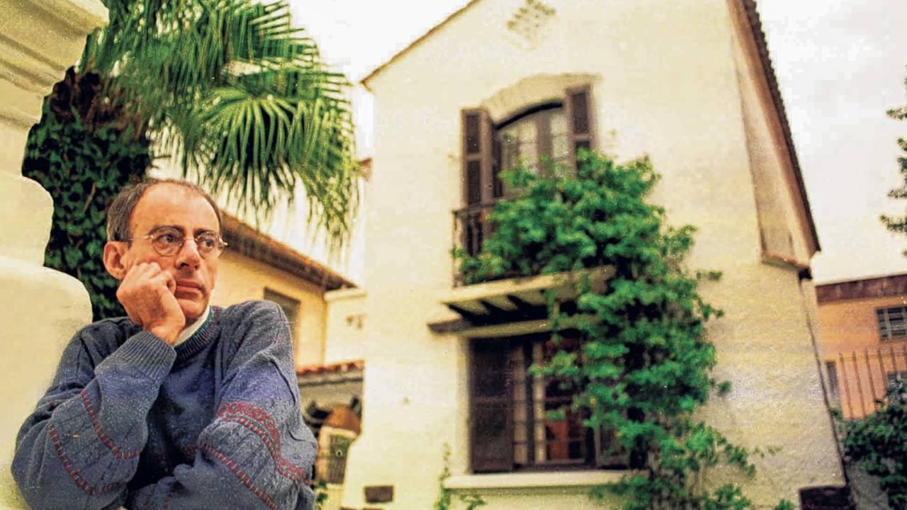 O autor Caio Fernando de Abreu em sua casa em Porto Alegre -