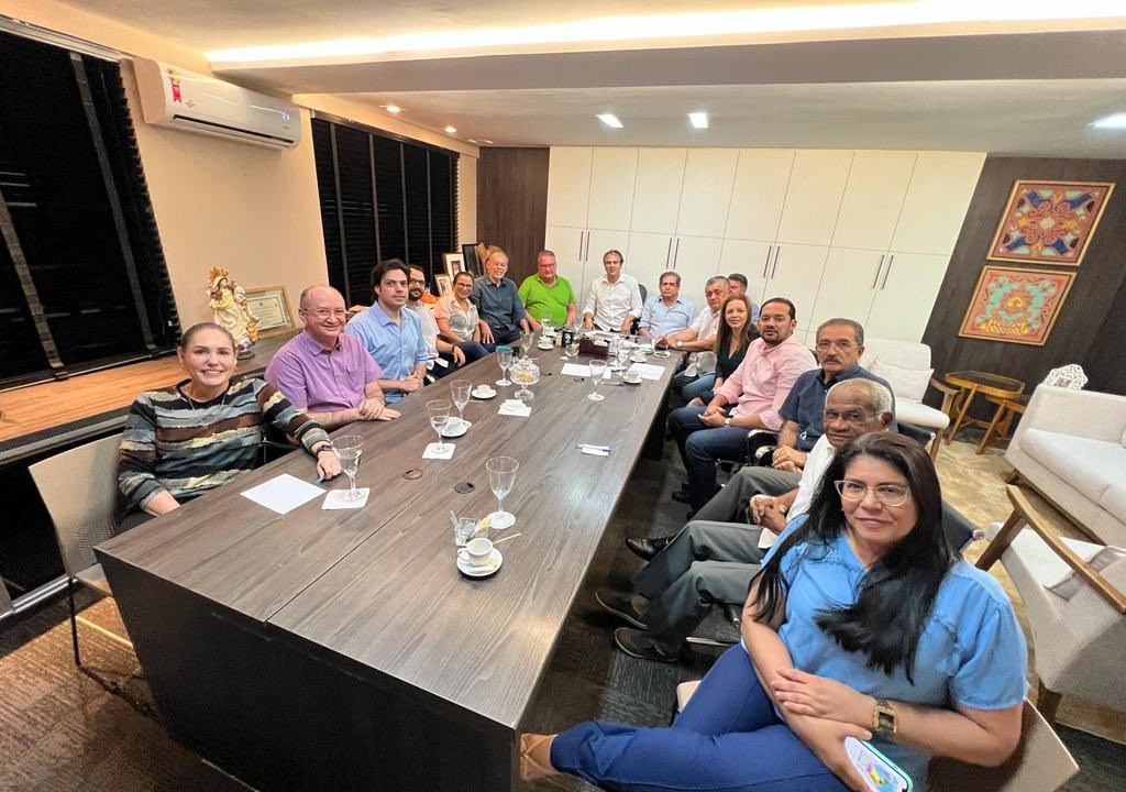O ex-governador Camilo Santana (PT) -- ao centro de camisa branca -- durante reunião com líderes de partidos aliados no Ceará