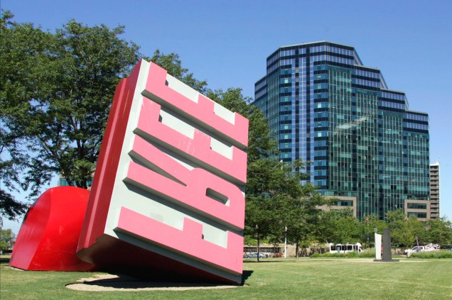 Claes Oldenburg, artista plástico, escultura em Cleveland, EUA.