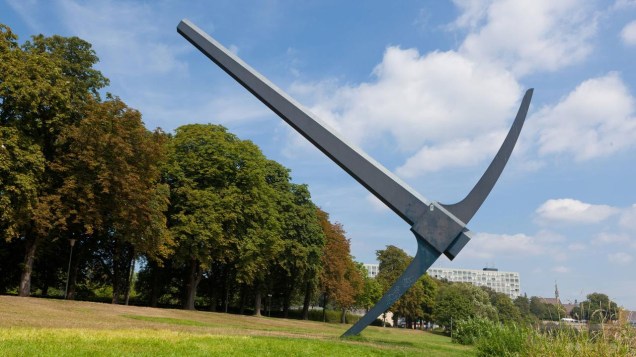 Claes Oldenburg, artista plástico, escultura em Kassel, Alemanha.