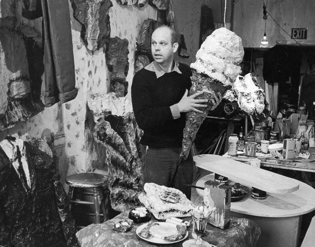 O artista plástico Claes Oldenburg em seu atelier, no Greenwich Village, Nova York, EUA 1965.