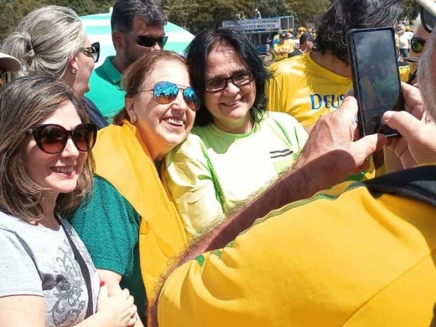 Damares Alves pré-candidata ao Senado pelo Distrito Federal, recebe apoio de seu elitorado na Esplanada dos Ministérios em Brasília. Maio/2022.
