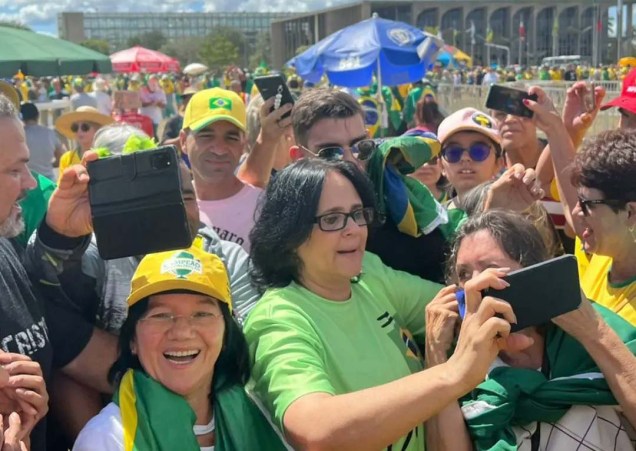 Damares Alves pré-candidata ao Senado pelo Distrito Federal, em campanha eleitoral recebe o apoio de seu eleitorado, na Esplanada dos Ministérios, em Brasília. Maio/2022.