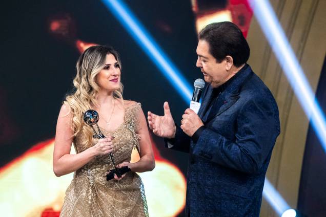 Dani Calabresa recebendo o ‘Troféu Domingão – Melhores do Ano’ com Fausto Silva, 15/12/2019. Dani Calabresa recebendo o ‘Troféu Domingão – Melhores do Ano’ com Fausto Silva, 15/12/2019.