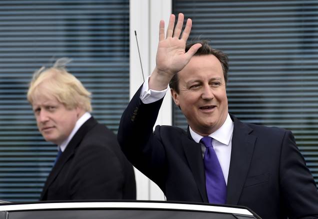 O então primeiro-ministro da Grã-Bretanha, David Cameron, em primeiro plano, e o prefeito de Londres, Boris Johnson, após uma visita de campanha, em Surbiton, Inglaterra, 22/04/2015.