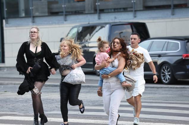 Pessoas deixam o shopping Fields, onde um atirador matou três pessoas e feriu várias outras em Copenhague, Dinamarca, 03/07/2022. Pessoas deixam o shopping Fields, onde um atirador matou três pessoas e feriu várias outras em Copenhague, Dinamarca, 03/07/2022.