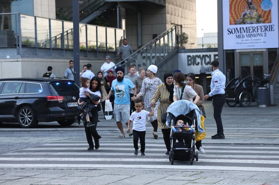 Pessoas deixam o shopping Fields, onde um atirador matou três pessoas e feriu várias outras em Copenhague, Dinamarca, 03/07/2022.